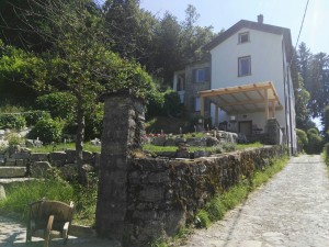 [:it]Vista villa frontale con muretto in pietra[:]