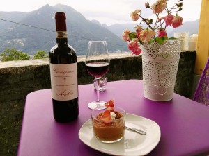 [:it]Calice vino e antipasto servito nella terrazza fronte lago[:]