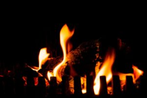 [:it]Ci occupiamo di accendere il camino della camera poco prima del tuo arrivo.[:en]You will find a warm fireplace on your arrival in the room.[:]